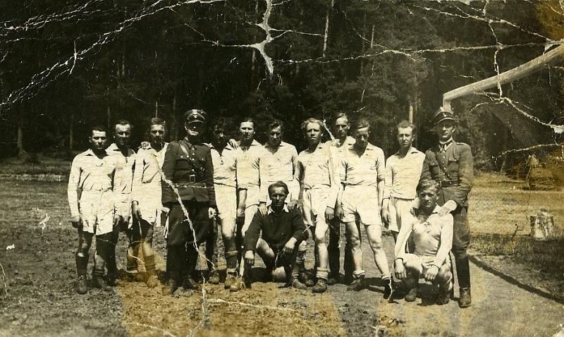 KKE 2278.jpg - Fot. Sportowcy. Stadion Leśny, Witold Kołakowski – tata Janusza Kołakowskiego; jako bramkarz, Olsztyn, 1946 r.